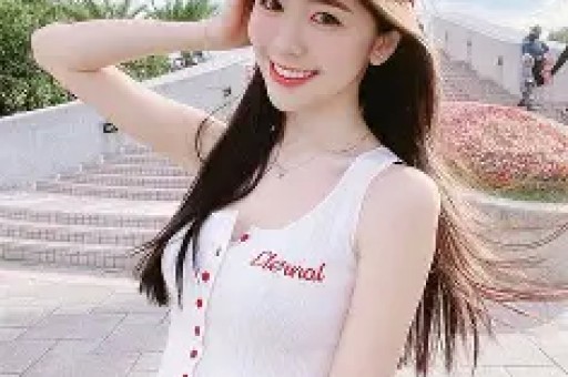 小马云疑有网红女友对方长相漂亮身材好俩人当众亲吻毫不避讳